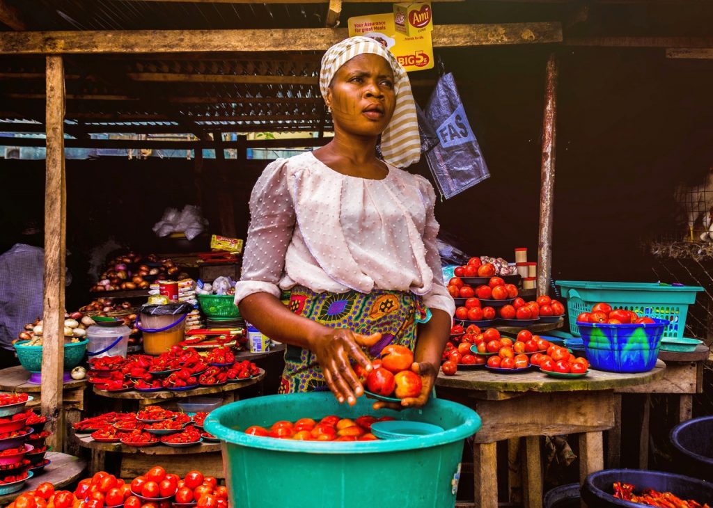 vendeuse sur un marché en Afrique