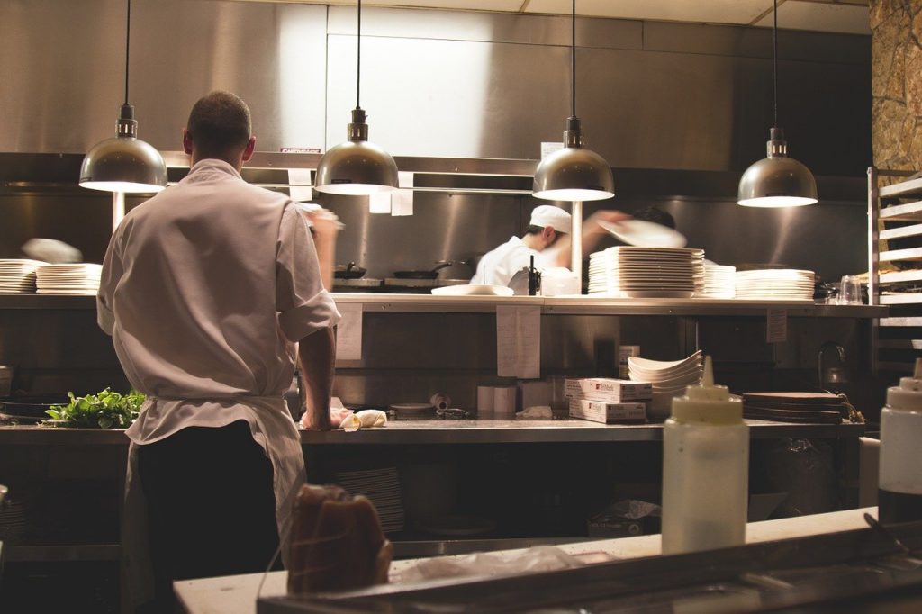 personnes qui travaillent dans la cuisine d'un restaurant