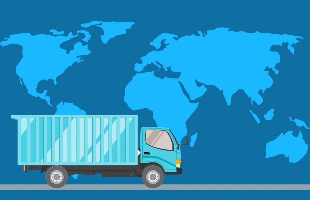 camion de transport devant une carte de la planète