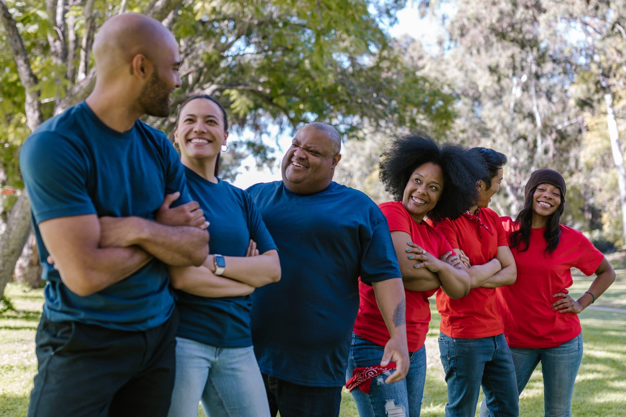 Collègues portant le même t-shirt publicitaire lors d'un team building